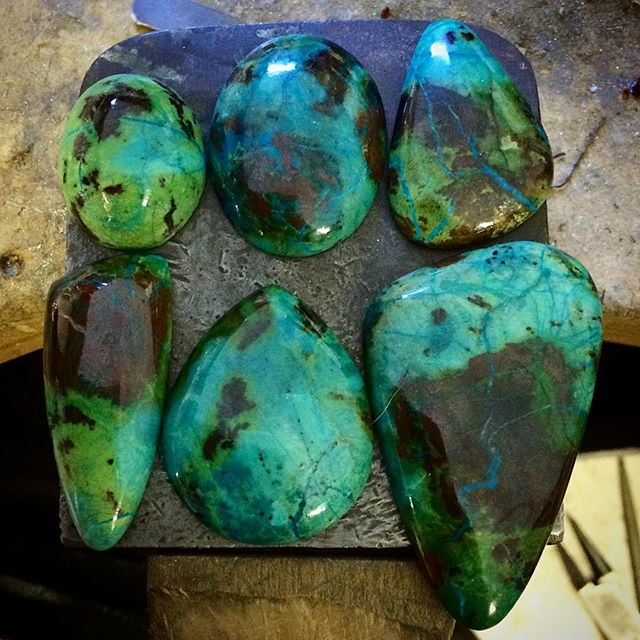 Some of the beautiful Chrysocolla from Arizona I've been cutting over the last month. 100% natural. The colours are so vibrant and inspiring! @laurenharrisjewellery