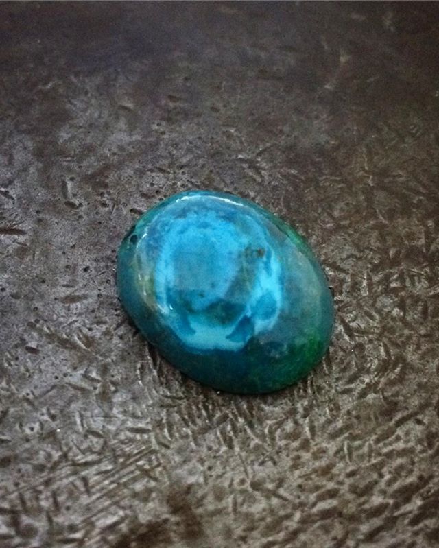 This Chrysocolla in Quartz that I cut has a natural spiral pattern on it! The make up of this stone is that it shows very fine hairline fractures which I believe are stable/healed. It's so beautiful I think it's a lucky stone and has to go in a ring so the wearer can enjoy looking at it. It's even better in real life!  #@campitos_sunrise_minerals