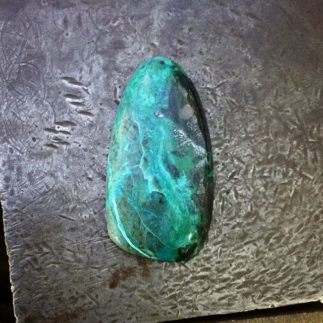 This is one of the first new pieces I am making for sale 2017. It is Chrysocolla in Quartz with Cuprite. Will be set in a silver pendant. Stone is 37mm long 19mm wide. The black at the side is slightly metallic. It's the first Chrysocolla piece I cut from my supplier in Arizona @campitos_sunrise_minerals  I'm also very jealous of my fellow rock fancying friends who are over in Tucson for the gem show right now! @laurenharrisjewellery