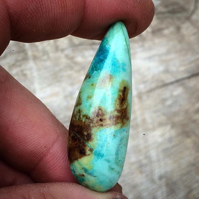 Very pleased with this one! Polished it today. There is something elegant about the shape:) another pendant coming soon! colours @campitos_sunrise_minerals thanks for the beautiful stones!