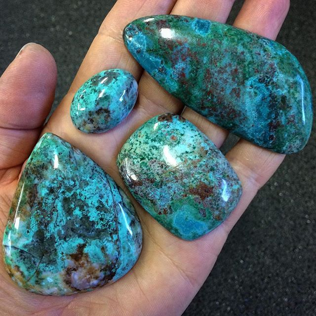 More nice green ones and some BIG ones! These were also in the finishing pile, I gave them a quick buff this afternoon for a break from the bench:) Left pear shape and smaller oval are the Australian material I was cutting in the slab saw a few posts back. The other two are from Arizona. # @campitos_sunrise_minerals