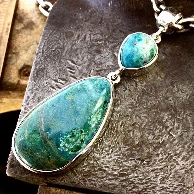 This pendant features the little Australian Chrysocolla with the Druzy lined crevice from my last post. Paired with Chrysocolla in Quartz from Arizona. You can also see malachite in both of these beautiful stones!Displayed on my own chunky chain. This ones now @peninsulagalleries Red Hill, Victoria @campitos_sunrise_minerals