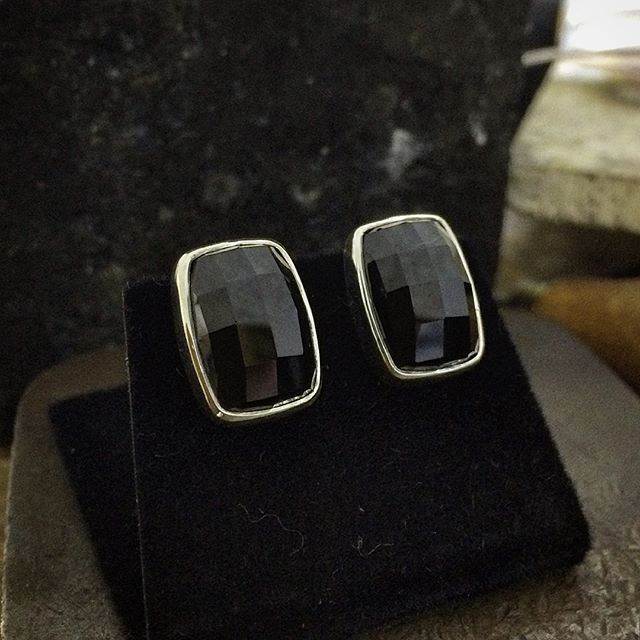 SALE!!
15mm x 11mm faceted Onyx Studs. Very comfortable! Wide butterfly backs make them sit flat against your lobe and not tip forward. Can also be worn sideways or on an angle. I still make studs like this today. Were $340. Now $195 plus post. Message me on Instagram or Facebook or comment Sold. First in best dressed. Thanks!