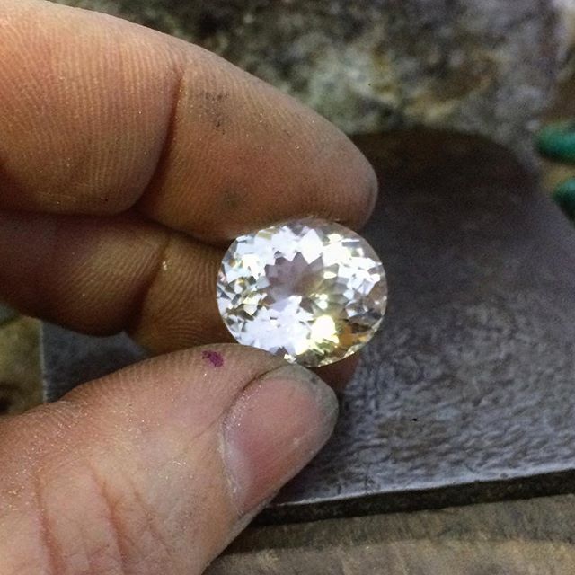 Nice fingers, nice little 15.5ct Tassy Topaz!!