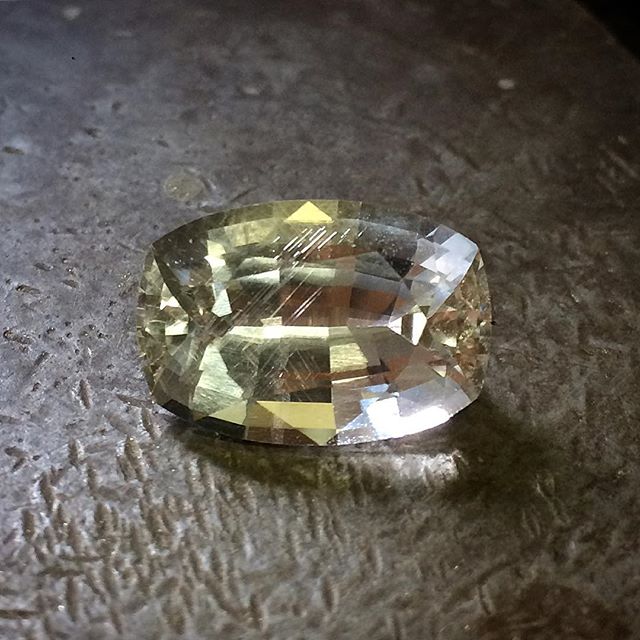 Tried to capture the delicate needle inclusions in this Killiecrankie Diamond, Topaz found on and around Flinders Island Tasmania. A completely colourless stone but it's picking up some golden tones from around the studio. Stunning!