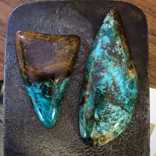 I decided to ease into Monday with some colour therapy! I havnt given myself much rock cutting time for a while. Shame the long one has had a fracture show up at the final polish so it will get cut into two. These are Australian rocks, left Crysocolla and Jasper, right Crysocolla and Malachite as well as a host of other minerals I’m sure! The colour is like the ocean meeting the rocky shore. Stunning! I cut these keeping as much original rough shape as possible. I like how the left one is like a shark tooth!